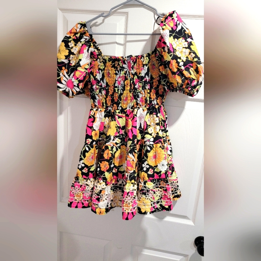 FOREVER FLORAL MINI DRESS. SIZE MEDIUM. New without Tag.